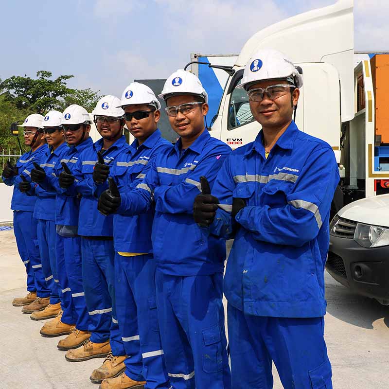ทีมวิศวกร Tesla Engineering สวมอุปกรณ์เซฟตี้ ถ่ายหน้ารถงานซ่อมยกพื้น Slab Lifting